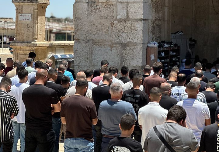 60 ألفا يؤدون صلاة الجمعة في المسجد الأقصى رغم إجراءات الاحتلال