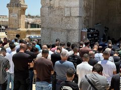 60 ألفا يؤدون صلاة الجمعة في المسجد الأقصى رغم إجراءات الاحتلال