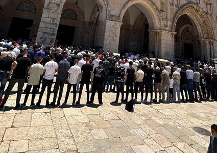 60 ألفا يؤدون صلاة الجمعة في المسجد الأقصى رغم إجراءات الاحتلال