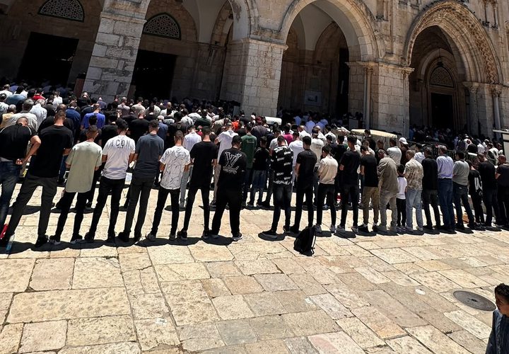 60 ألفا يؤدون صلاة الجمعة في المسجد الأقصى رغم إجراءات الاحتلال