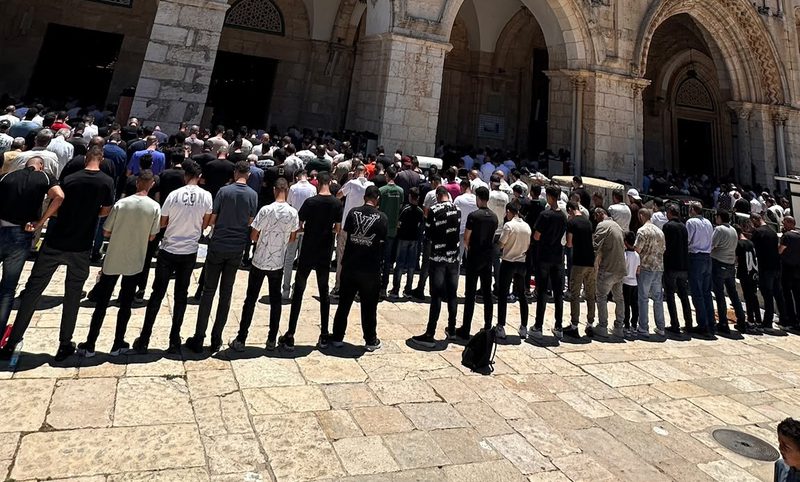 60 ألفا يؤدون صلاة الجمعة في المسجد الأقصى رغم إجراءات الاحتلال