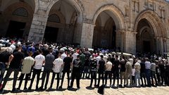 60 ألفا يؤدون صلاة الجمعة في المسجد الأقصى رغم إجراءات الاحتلال