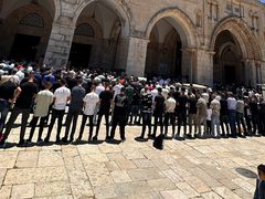 60 ألفا يؤدون صلاة الجمعة في المسجد الأقصى رغم إجراءات الاحتلال
