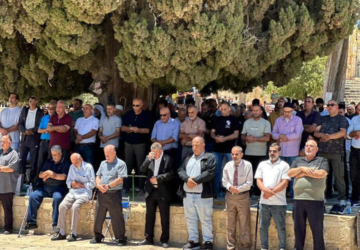 60 ألفا يؤدون صلاة الجمعة في المسجد الأقصى رغم إجراءات الاحتلال