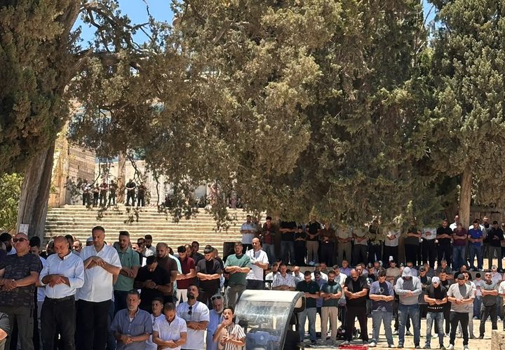 60 ألفا يؤدون صلاة الجمعة في المسجد الأقصى رغم إجراءات الاحتلال