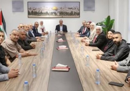 نائب الرئيس حسين الشيخ يستقبل رؤساء المجالس البلدية في دورا ودير سامت وبيت عوا