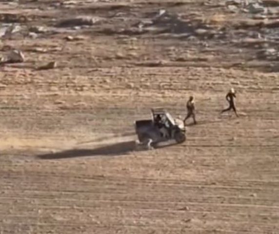 مستوطنون يهاجمون خربة “ادقيقة” وجنود الاحتلال يعتقلون ثلاثة مواطنين جنوب الخليل