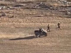 مستوطنون يهاجمون خربة “ادقيقة” وجنود الاحتلال يعتقلون ثلاثة مواطنين جنوب الخليل