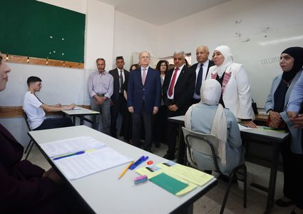 رئيس الوزراء يطلق امتحان الثانوية العامة من قريتي المغير وأبو فلاح