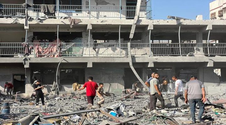 مصابون جراء قصف الاحتلال ساحة مدرسة في مخيم الشاطئ غرب مدينة غزة