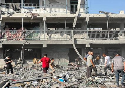 مصابون جراء قصف الاحتلال ساحة مدرسة في مخيم الشاطئ غرب مدينة غزة