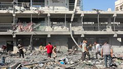 مصابون جراء قصف الاحتلال ساحة مدرسة في مخيم الشاطئ غرب مدينة غزة
