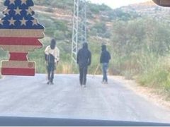 مستوطنون يغلقون طريق المعرجات ويهاجمون مركبات فلسطينية غرب أريحا