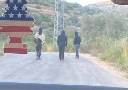 مستوطنون يغلقون طريق المعرجات ويهاجمون مركبات فلسطينية غرب أريحا