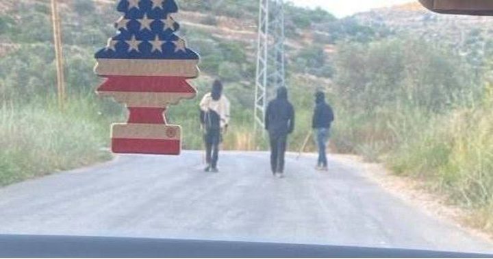 مستوطنون يغلقون طريق المعرجات ويهاجمون مركبات فلسطينية غرب أريحا