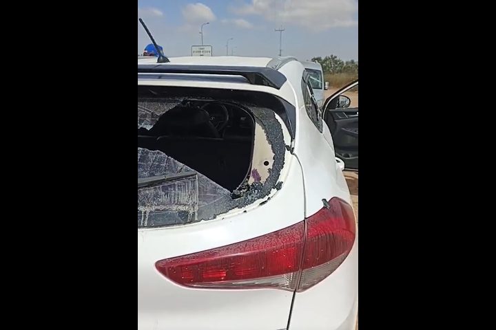 مستوطنون يحطمون مركبات العمال شرق سلفيت