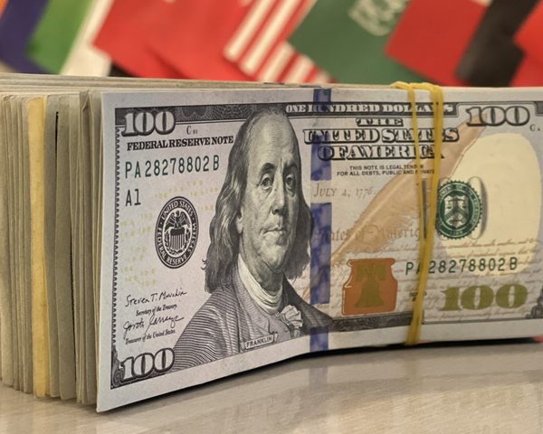 استقرار الدولار عقب انتهاء الجولة الأولى من المحادثات الأميركية الإيرانية