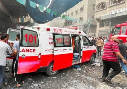 استشهاد مسعف وإصابة آخرين في قصف الاحتلال مركبة غرب خان يونس