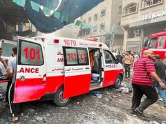 استشهاد مسعف وإصابة آخرين في قصف الاحتلال مركبة غرب خان يونس