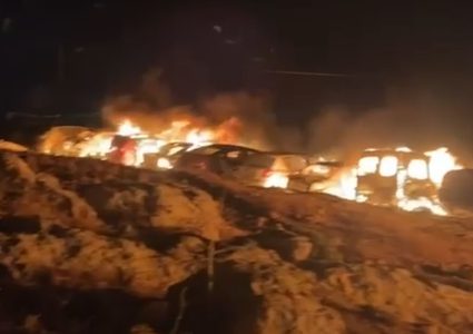مستوطنون يحرقون مشطب مركبات في شقبا غرب رام الله