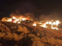 مستوطنون يحرقون مشطب مركبات في شقبا غرب رام الله