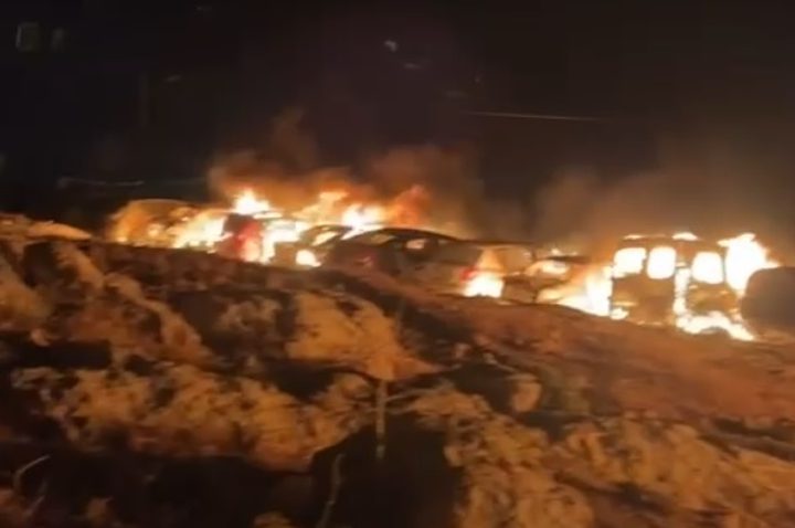مستوطنون يحرقون مشطب مركبات في شقبا غرب رام الله