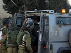 قوات الاحتلال تعتقل مواطنا على حاجز الزعيم العسكري شرق القدس