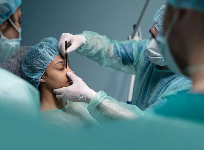 الجراحات التجميلية.. حاجة طبية أم هوس صنعته السوشال ميديا؟