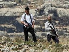 الاحتلال يعتقل شقيقين من مسافر يطا ومستوطنون يخربون ممتلكات المواطنين