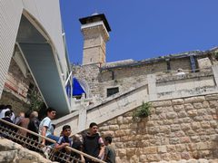 الأوقاف تستنكر إزالة الاحتلال المظلة الموجودة في صحن الحرم الإبراهيمي