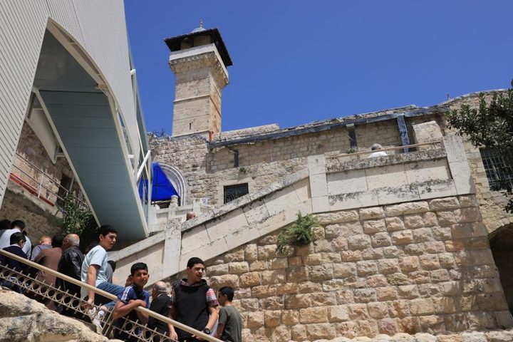 الأوقاف تستنكر إزالة الاحتلال المظلة الموجودة في صحن الحرم الإبراهيمي
