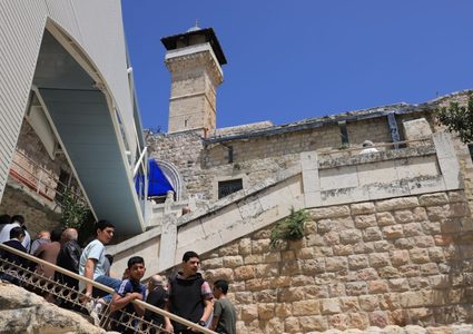 الأوقاف تستنكر إزالة الاحتلال المظلة الموجودة في صحن الحرم الإبراهيمي