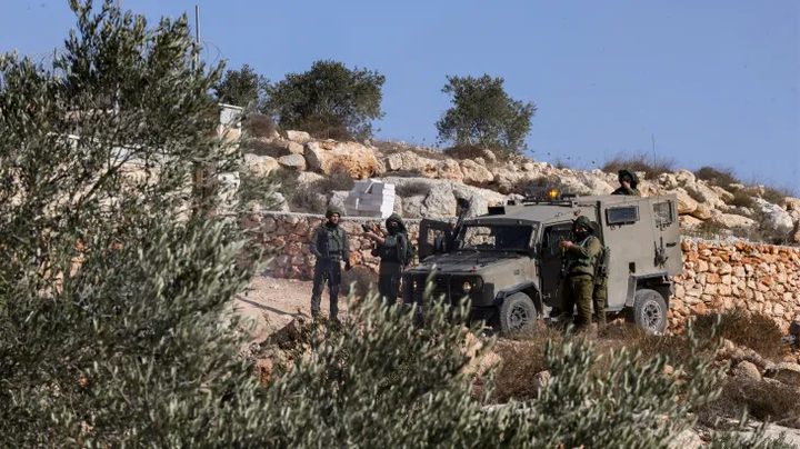 اعتقالات بالضفة واعتداءات للمستوطنين تطال ممتلكات وأراضي فلسطينية