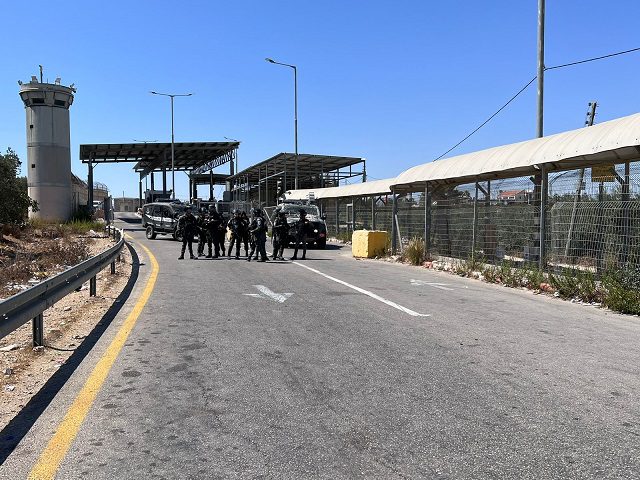 الاحتلال يقتحم الجيب والعيسوية ويعتقل بائع كعك في القدس