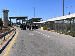 الاحتلال يقتحم الجيب والعيسوية ويعتقل بائع كعك في القدس