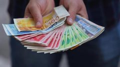 المالية: صرف رواتب الموظفين عن شهر آذار يوم الخميس بنسبة لا تقل عن 50%