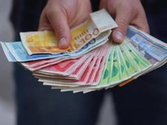 المالية: صرف رواتب الموظفين عن شهر آذار يوم الخميس بنسبة لا تقل عن 50%