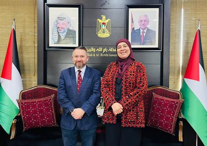 غنام تُطلع مستشار وزير الدفاع البريطاني على التطورات الميدانية في فلسطين