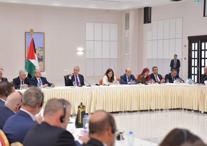 الشيخ يطلع السفراء المعتمدين على آخر المستجدات السياسية والإنسانية