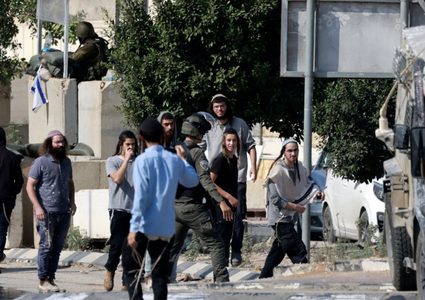 مستوطنون يهاجمون منازل في بورين ويصيبون مواطناً وأبناءه ويحطمون مركبتين