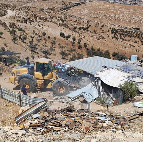 الاحتلال يخطر بهدم 5 مساكن مأهولة وثلاثة منشآت زراعية في مسافر يطا جنوب الخليل