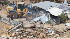 الاحتلال يخطر بهدم 5 مساكن مأهولة وثلاثة منشآت زراعية في مسافر يطا جنوب الخليل