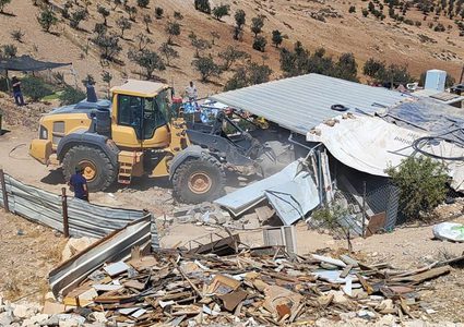 الاحتلال يخطر بهدم 5 مساكن مأهولة وثلاثة منشآت زراعية في مسافر يطا جنوب الخليل