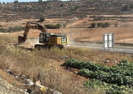 جرافات تابعة للمستوطنين تجرف أراضي المواطنين شرق رام الله