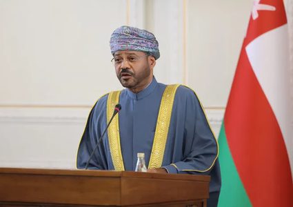 عُمان: الترتيبات المتعلقة بهرمز لا تشمل فرض "أي رسوم للعبور"