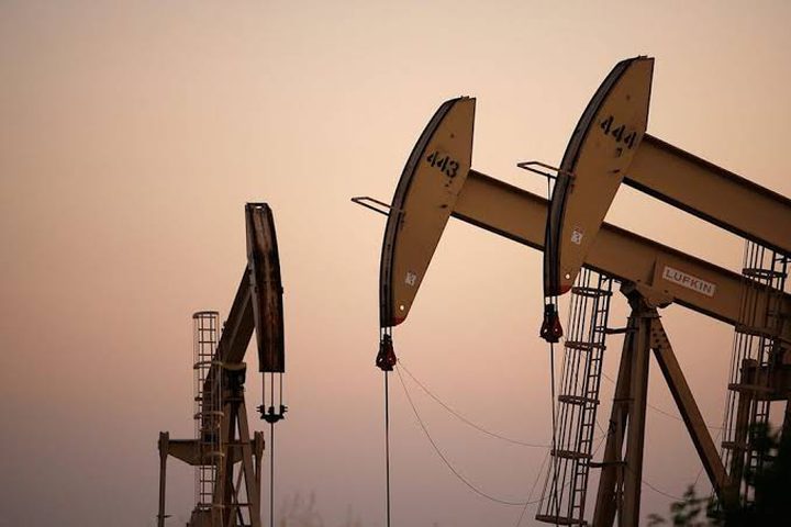 النفط يهبط إلى مستويات ما قبل الحرب مع انحسار مخاوف الإمدادات