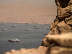 المنظمة البحرية الدولية تعلّق عمليات إجلاء السفن من مضيق هرمز