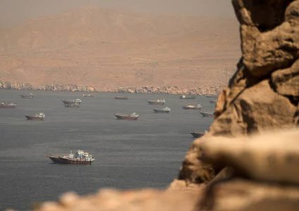 المنظمة البحرية الدولية تعلّق عمليات إجلاء السفن من مضيق هرمز