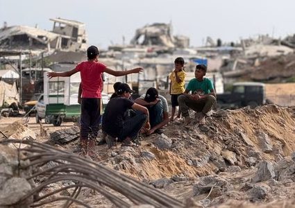 الاحتلال يواصل نسف المنازل شرق غزة وآلياته تتقدم بمواصي رفح