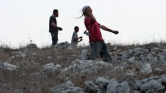 مستوطنون يهاجمون مركبات المواطنين شمال غرب رام الله